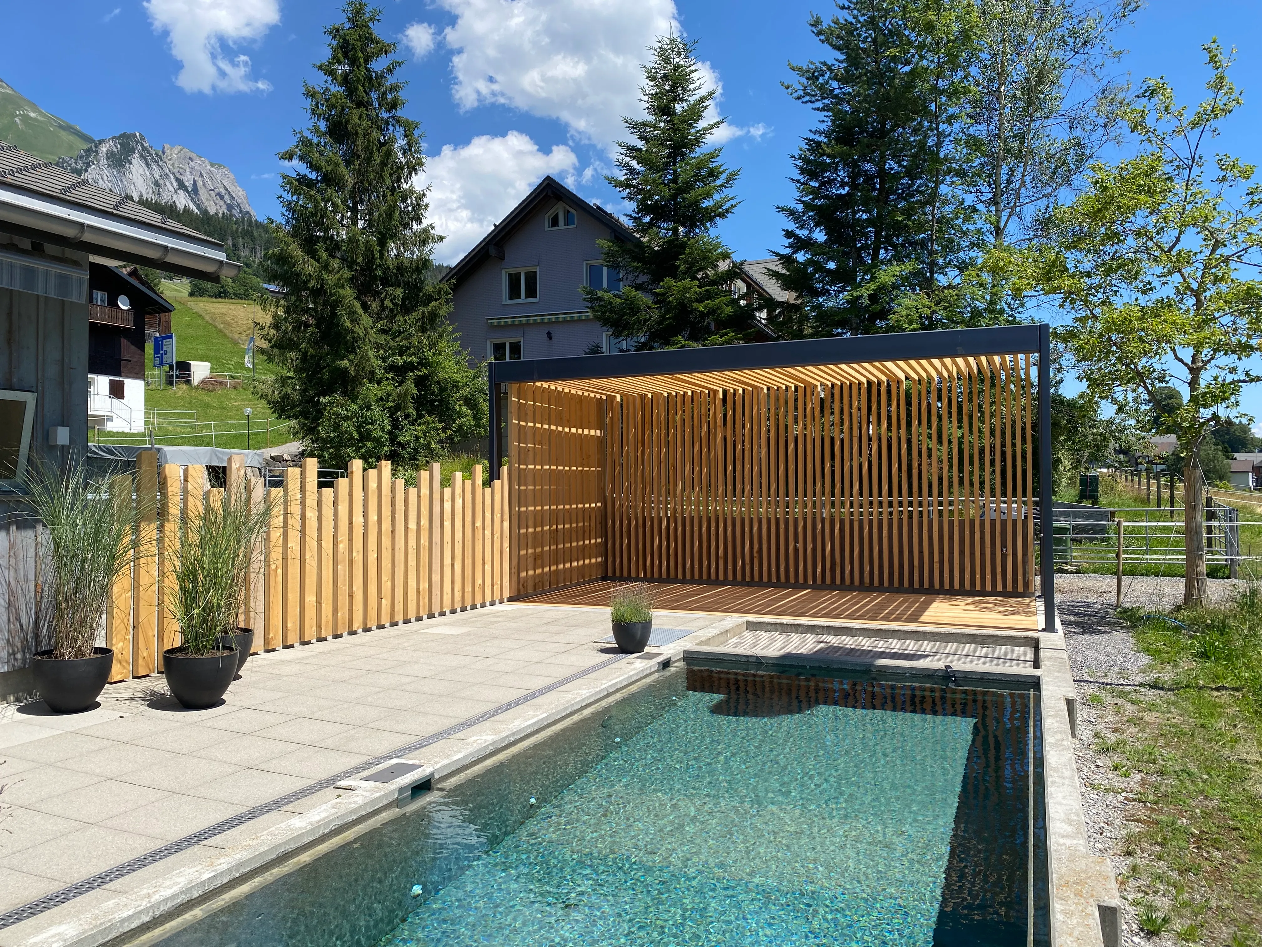 Holzpergola als funktionaler Gartenabschluss in Wildhaus im Toggenburg.